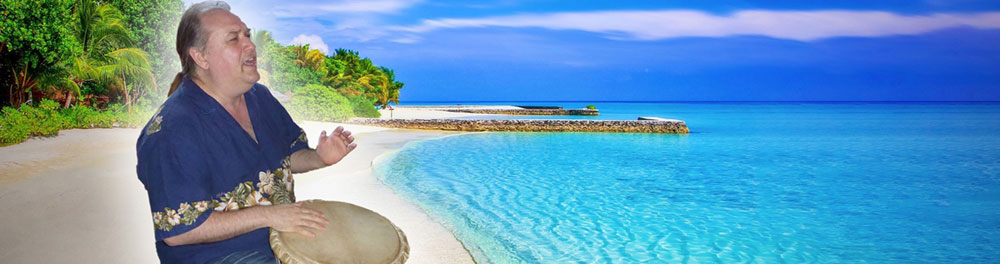 Walter Lübeck mit Djembe, singend vor einem Südseemotiv. Beschreibung Magic Power Drums - basics