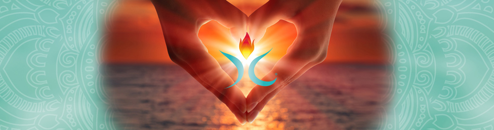 Herzhände vor einem Sonnenuntergang, in der Mitte das Rainbow Reiki® Logo